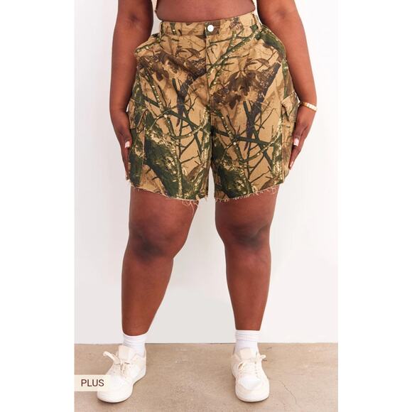 PrettyLittleThing Plus Khaki Camo Denim Cargo Shorts US Size 22 NWT - Picture 2 of 7